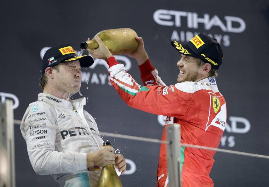 Sebastian Vettel festeggia il connazionale sul podio. Epa
